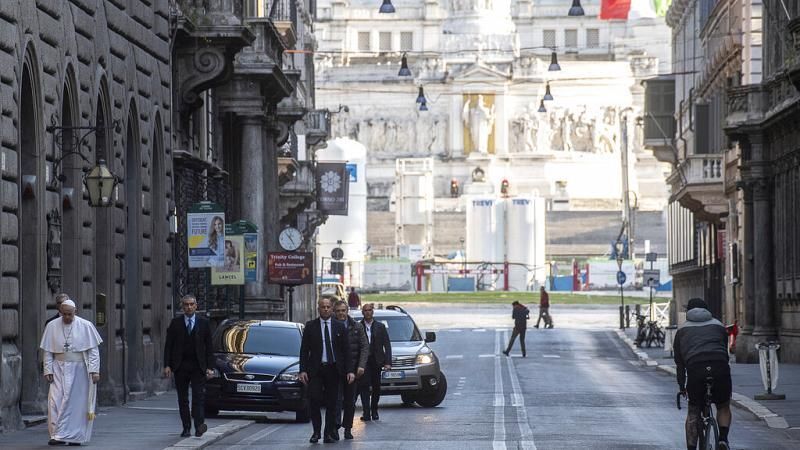 O Πάπας Φραγκίσκος περπάτησε  στην άδεια Ρώμη