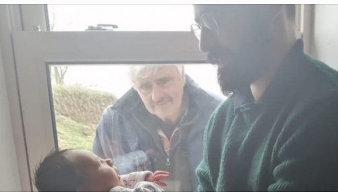 ΚορονοΪός: Ραγίζει καρδιές η εικόνα του παππού που αντικρίζει για πρώτη φορά το νεογέννητο εγγονάκι του πίσω από τζαμί