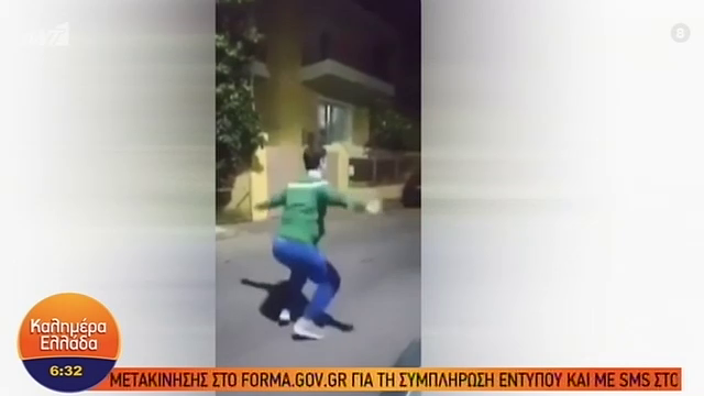 Πετάει το τσιγάρο και αρχίζει τη γυμναστική, μόλις ακούει το περιπολικό!