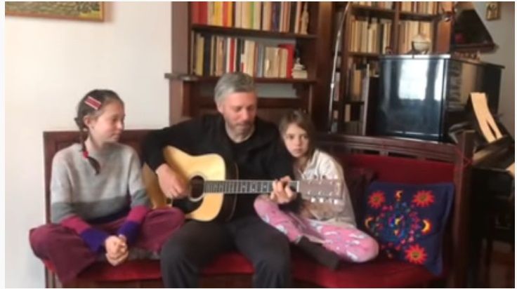 Συγκινεί ο Αλκίνοος Ιωαννίδης:  “Μαζί ξανά” τραγουδά με τις κορούλες του για τον κορονοϊό
