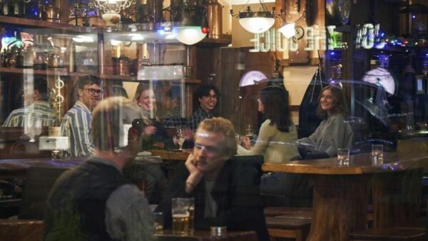 Covid-19: Η προσέγγιση της Σουηδίας-Για ποιο λόγο δεν βάζει περιοριστικά μέτρα;