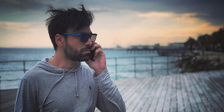 Ο Ανδρέας Γεωργίου «Μένει Σπίτι» με την σύντροφο του. Δείτε ποια άλλα πρόσωπα βρίσκονται στο σπίτι του