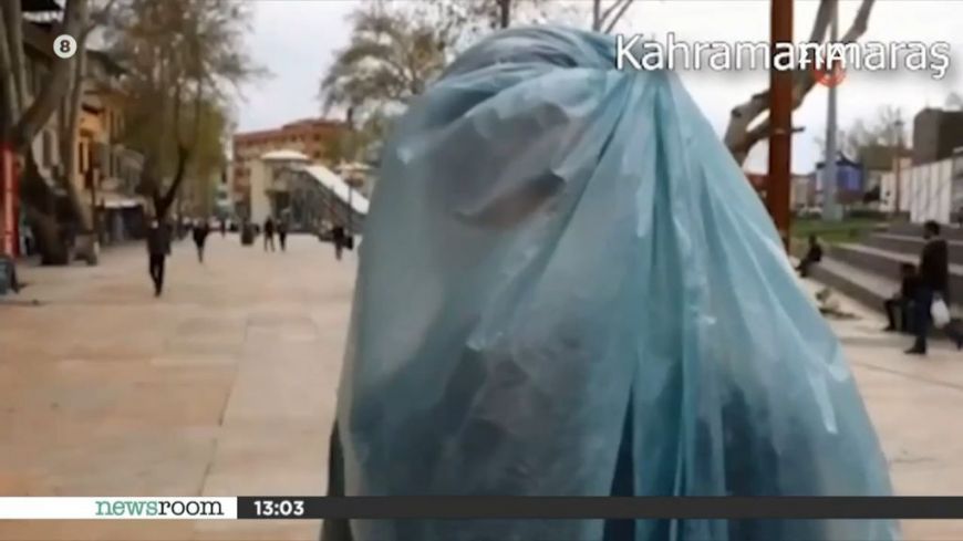 Τουρκία: Φόρεσε σακούλα σκουπιδιών αντί για μάσκα για προστασία από τον κορονοϊό