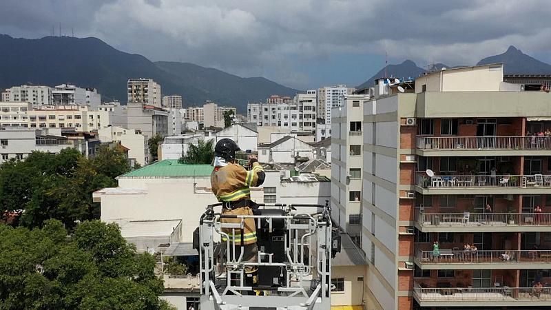 Βραζιλιάνος πυροσβέστης εμψυχώνει τους κατοίκους του Ρίο με μουσική!