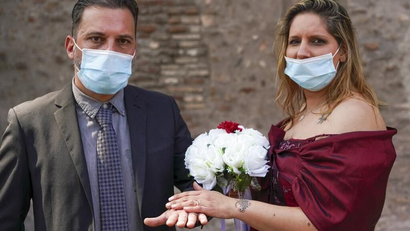 Ιταλία: Ο γάμος COVID-19 δεν κοιτά!