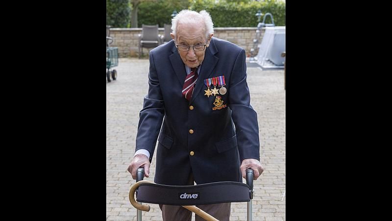 Βρετανία: Βετεράνος ετών 99, συγκέντρωσε 12 εκατ. λίρες για το Εθνικό Σύστημα Υγείας