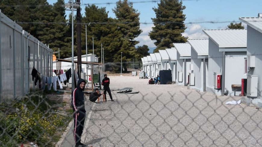 Κορoνοϊός: Θρίλερ με 10 αστυνομικούς που ήρθαν σε επαφή με μετανάστη θετικό στον ιό από τη Μαλακάσα