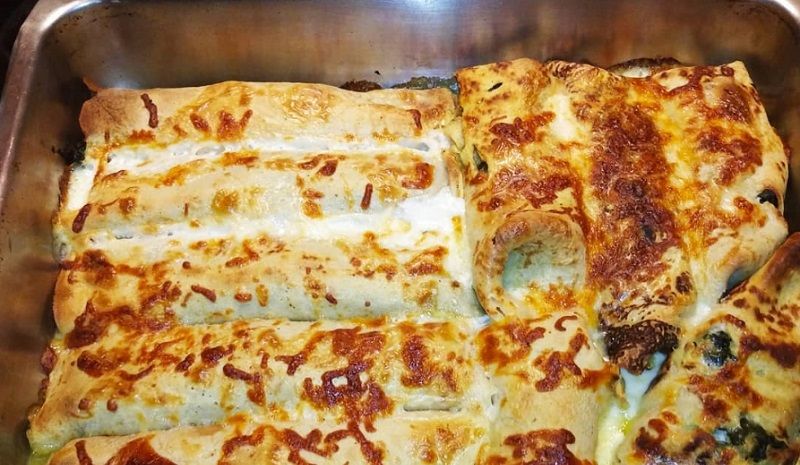 Έλληνας τραγουδιστής μένει σπίτι και… φτιάχνει αυτές τις λαχταριστές κρέπες σπανάκι