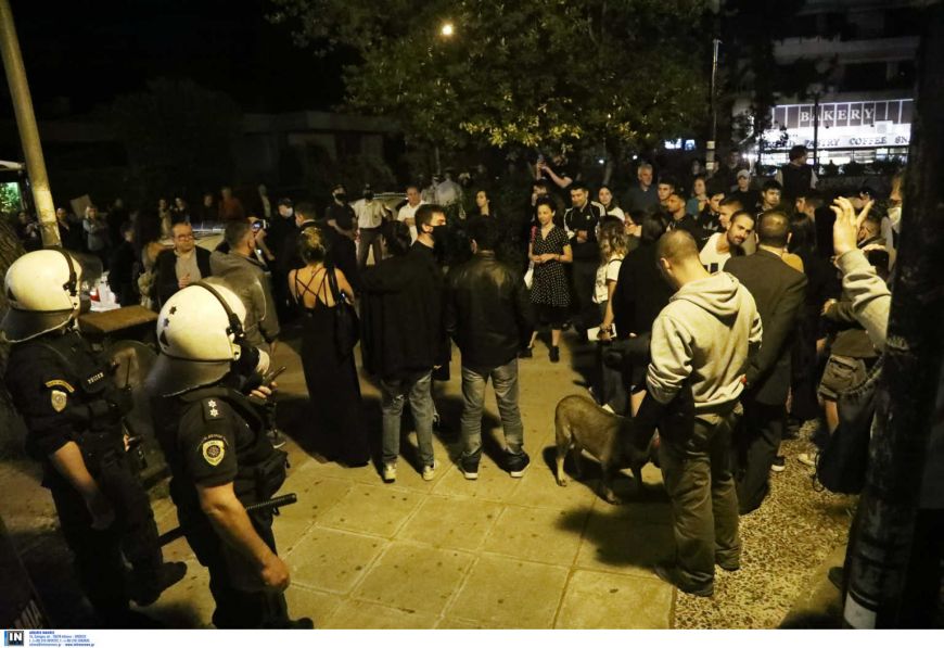«Ένα πάρτι μπορεί να φέρει την καταστροφή» – Αγωνία για το συνωστισμό σε πλατείες, Ακρόπολη, Λυκαβηττό