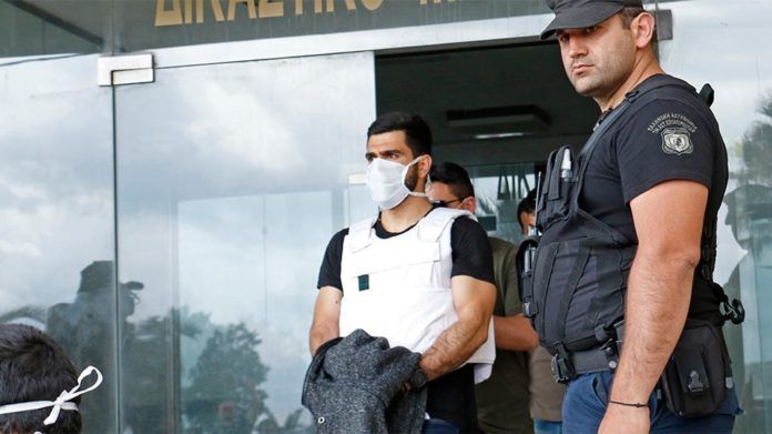 Συγκινεί video από το παρελθόν: Ο Μανώλης Καλομοίρης όταν ήταν παιδί με τον πατέρα του Λευτέρη σε τηλεοπτική εκπομπή