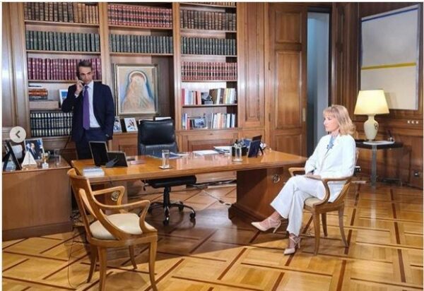 Μάρα Ζαχαρέα: Μοιράζεται εικόνες backstage από τις προετοιμασίες στου Μαξίμου λίγο πριν την συνέντευξη με τον Έλληνα πρωθυπουργό