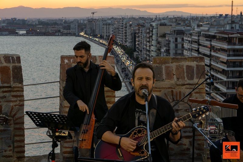 Ο Κώστας Μακεδόνας τραγουδά από τον Λευκό Πύργο!  (Photos)