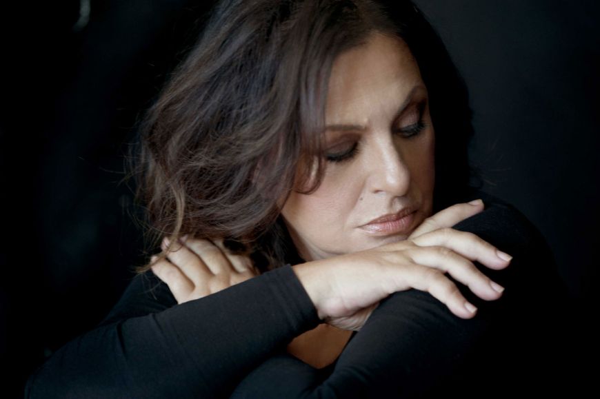 Η  Χάρις Αλεξίου αποχαιρετάει το τραγούδι: Δε με ακούει η φωνή μου πια…Είπα πως είναι καλύτερα να σταματήσω…