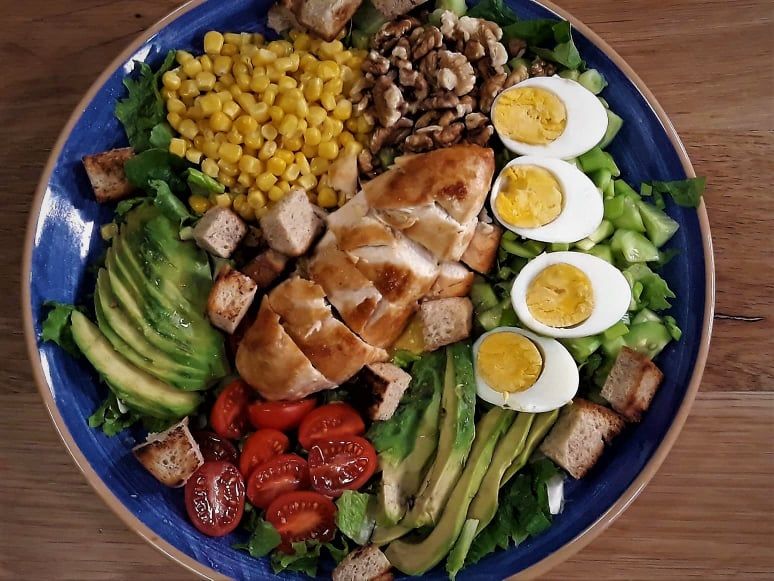 Μία κοτοσαλάτα πλήρες γεύμα από την Εύα Παρακεντάκη