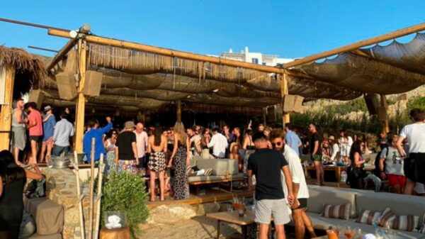 Μύκονος: Δύο μήνες λουκέτο και 20.000 ευρώ πρόστιμο για τον συνωστισμό σε μπιτς μπαρ στην Φτελιά