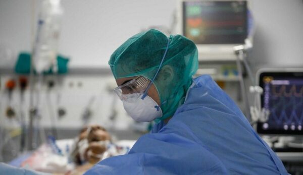 Συναγερμός και στη Λαμία: Βρέφος 2 μηνών και οι γονείς του κόλλησαν κορονοϊό