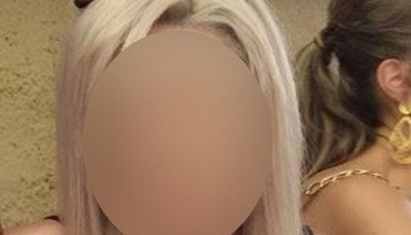 Η φωτογραφία ντοκουμέντο της 35χρονης με μια καμπαρντίνα ίδια με αυτή της επίθεσης με βιτριόλι