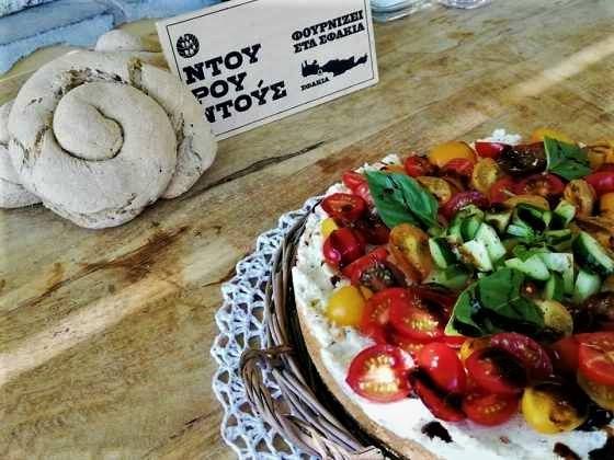 Κρητικό αλμυρό cheese cake με παξιμάδι κρίθινο από τον Παραδοσιακό Φούρνο Ντουρουντούς!