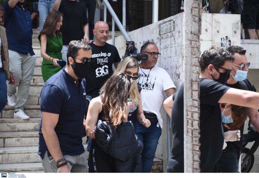 Θεσσαλονίκη: Κατάρες στην κηδεία του ταξιτζή που έσφαξαν η σύζυγος και η κόρη του! “Δεν πήγαινε άλλο”