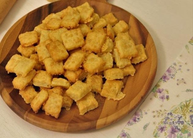 Κρακεράκια τυριού με λίγα υλικά από την Εύα Παρακεντάκη