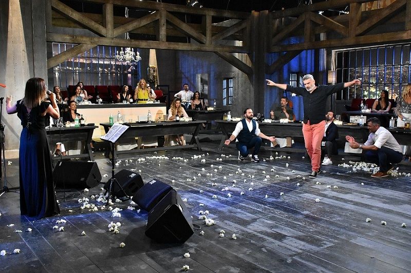 «Στην υγειά μας ρε παιδιά!»: ο Σπύρος Παπαδόπουλος και οι καλεσμένοι του υποδέχονται το καλοκαίρι