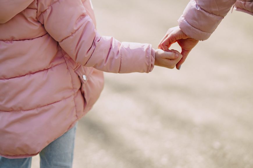 Συγκλονίζει η 9χρονη από τη Ρόδο: Μαμά έπρεπε να λιποθυμήσω για να μας θυμηθούν;