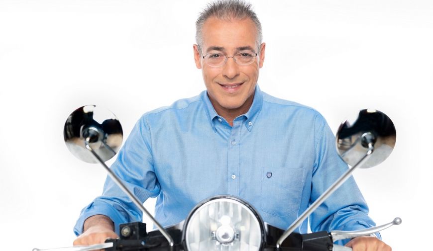 Κυριακάτικη “βόλτα” στην τηλεθέαση έκανε ο Νίκος Μάνεσης