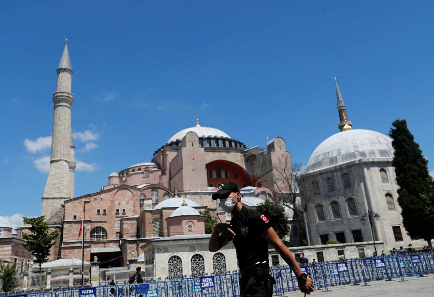 Δεν χάνουν ούτε λεπτό οι Τούρκοι – Έκλεισαν την Αγιά Σοφιά και ξεκινούν τα έργα για να γίνει τζαμί