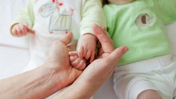 Απίστευτο περιστατικό στην Κρήτη: Μπέρδεψαν τα δίδυμα και πήγαν λάθος παιδί στο νοσοκομείο