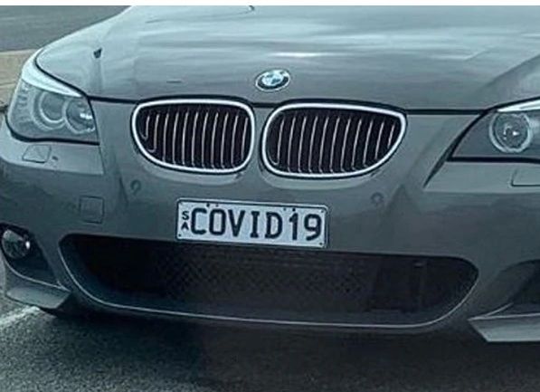 Μυστήριο με BMW που έχει πινακίδα COVID-19: Εγκαταλείφθηκε σε αεροδρόμιο στην αρχή της πανδημίας