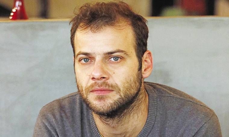 Ορέστης Τζιόβας: Όσα αποκάλυψε για τον ρόλο του στο “Καφέ Της Χαράς”