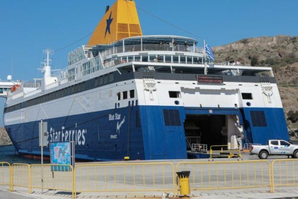 Πρωτοφανές περιστατικό σε πλοίο της Blue Star: Χειροπέδες σε ασθενή επειδή αρνήθηκε έλεγχο για κορονοϊό