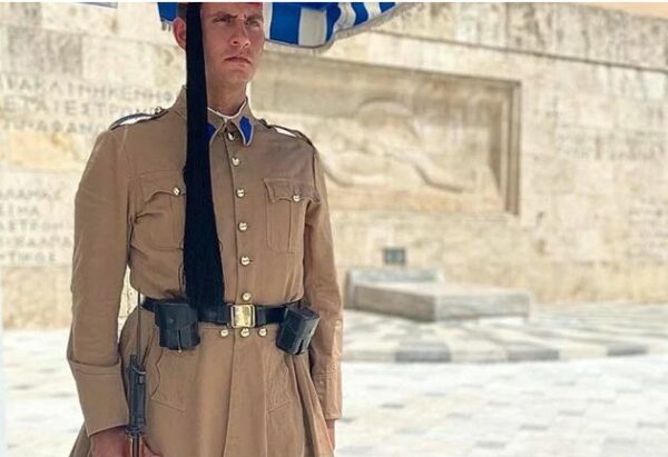 Συγκινεί ο ομογενής που υπηρετεί στους Εύζωνας: Ηταν το όνειρό μου να μπω στην Προεδρική Φρουρά