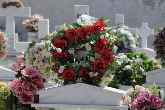 Κρήτη-Σοκ σε κηδεία: Έσπασε η ταφόπλακα, λιποθύμησαν οι συγγενείς