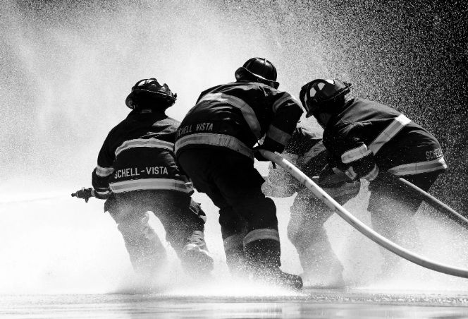 Οι πυροσβεστικές δυνάμεις δίνουν μάχη να κρατήσουν τη φωτιά μακριά από σπίτια στις Κεχριές