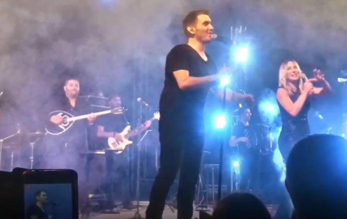 Συναυλία Ασλανίδου – Χατζηγιάννη στα Χανιά: Το ντουέτο με την μικρή Μαρία που αποκαλεί την Ασλανίδου “συνάδελφο” | Video