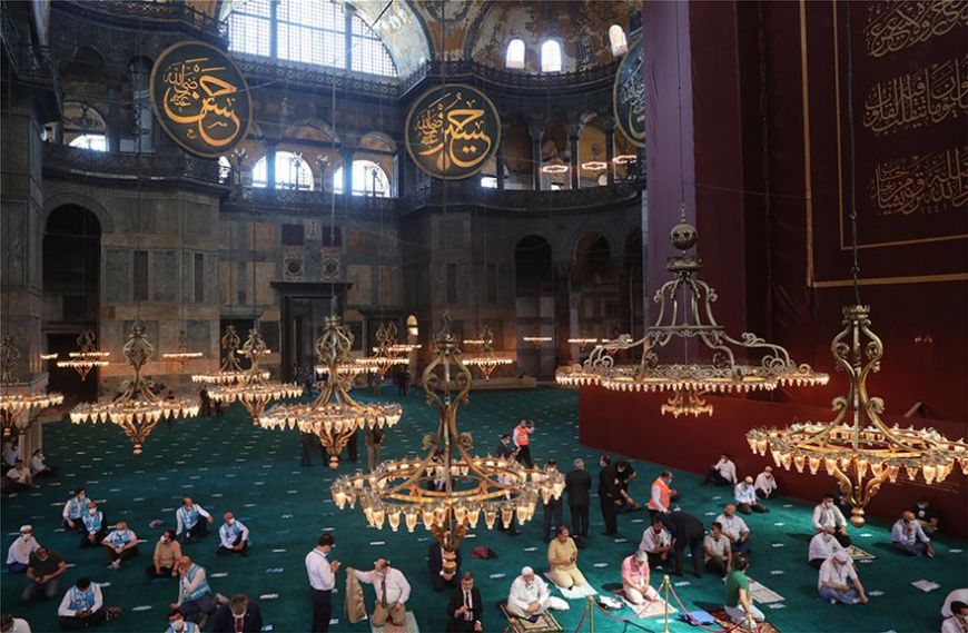 Ιστορική βεβήλωση: Στην Αγιά Σοφιά ο Ερντογάν – Χιλιάδες Τούρκοι προσεύχονται στη Μεγάλη Εκκλησιά