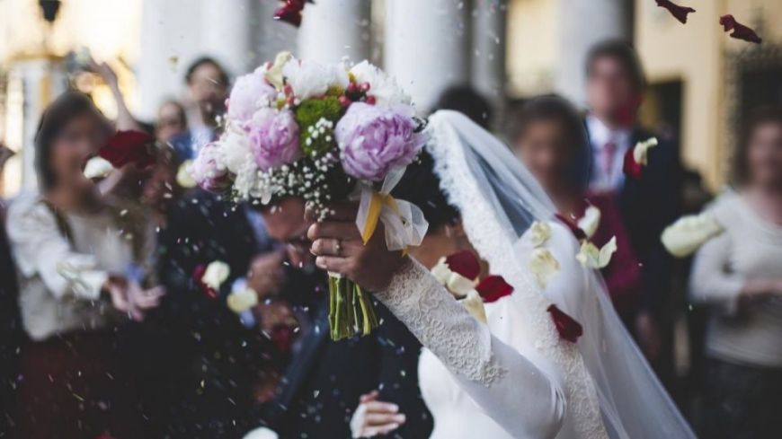Κορoνοϊός – Θεσσαλονίκη: 16 κρούσματα σε γάμο – «Ούτε καν χαιρετηθήκαμε» λέει ο γαμπρός