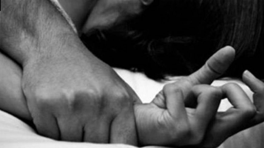 Η κατάθεση της 20χρονης που κατήγγειλε βιασμό από Πακιστανούς: «Τον θυμάμαι να είναι από πάνω μου κι εγώ να αντιστέκομαι…»