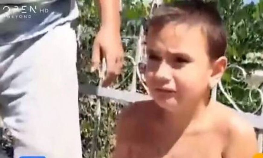 Κακαβιά: «Αφήστε με να πάω σπίτι μου στην Ελλάδα» – Συγκινεί αγοράκι με το διαβατήριο στα χέρια