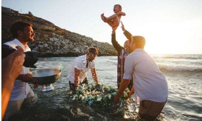 Επιτρέπεται οι γονείς να βαπτίσουν το παιδί τους στη θάλασσα;