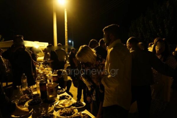 Χανιά-Το γλέντι του γάμου έγινε… στο δρόμο – Ο χορός της νύφης και οι… τσάντες με ψητό και ουίσκι που έπαιρναν οι καλεσμένοι | Video