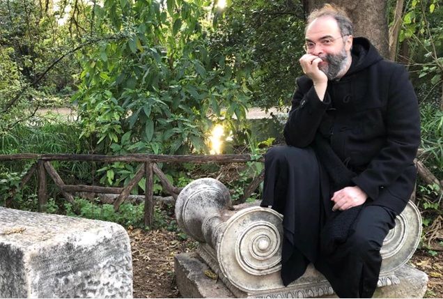 Ανδρέας Κονάνος: Ο δημοφιλής ιερέας άφησε τα ράσα και γίνεται Life coach – Το επόμενο βήμα στη ζωή του