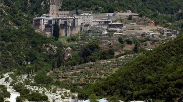 Άγιος Όρος: Ανησυχία για κρούσματα σε μονές – Σε κρίσιμη κατάσταση 85χρονος μοναχός