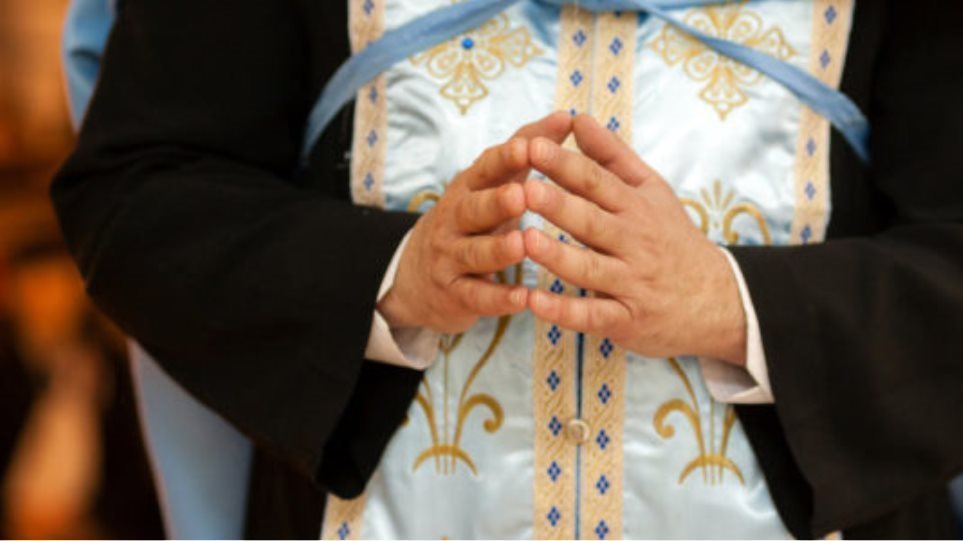 Κορονοϊός-Κεφαλονιά: Έβαλαν πρόστιμο 1.500 σε ιερέα, γίνεται έρανος για να πληρωθεί
