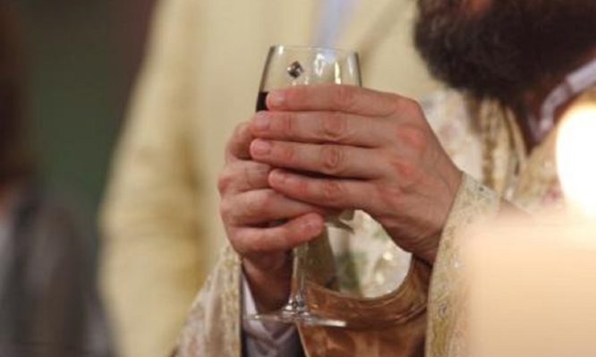 Γιατί στο γάμο ο ιερέας προσφέρει κόκκινο κρασί