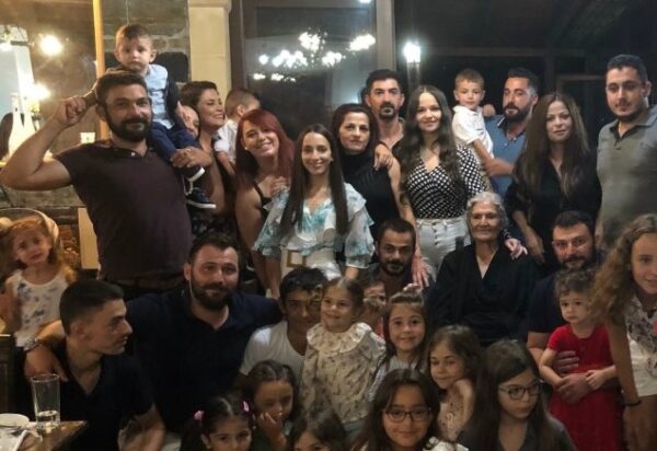 «Φέρε επαέ τα εγγόνια μου να βγάλομε μια φωτογραφία», είπε η γιαγιά και μαζεύτηκαν 100 άτομα!