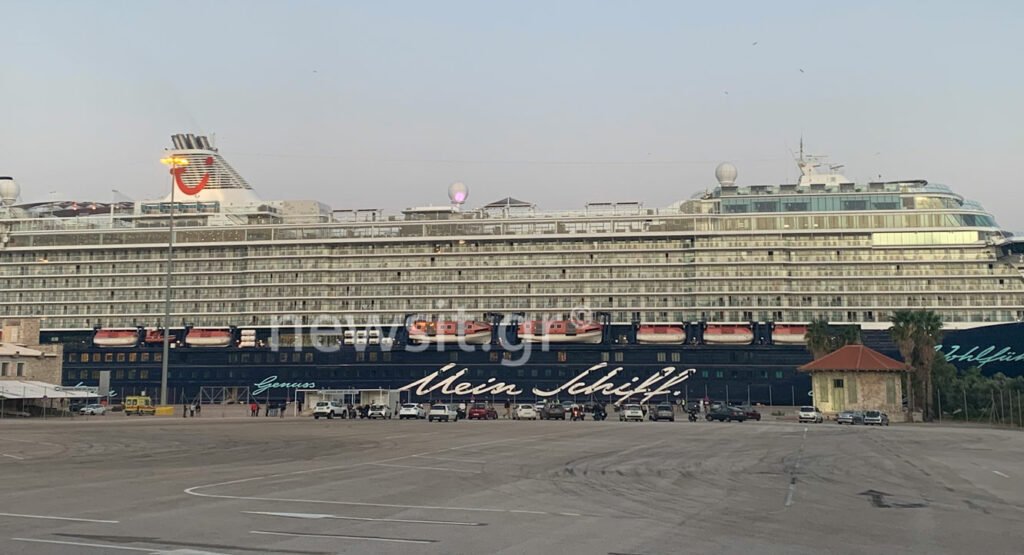 Στον Πειραιά το κρουαζιερόπλοιο Mein Schiff 6 – Δεν θα αποβιβαστεί κανείς πριν γίνουν νέα τεστ