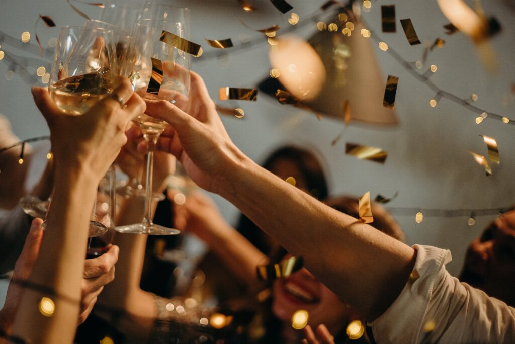 Ρεβεγιόν Πρωτοχρονιάς: Σαρώνουν τα social media για πάρτι σε AirBnB – Τα πρόστιμα που θα πληρώσετε