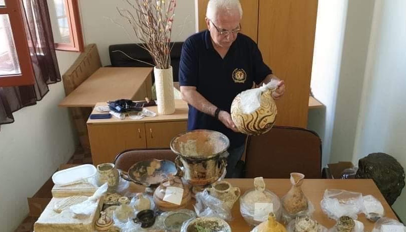 Ο Γιώργος Τσούκαλης βρήκε θησαυρό αρχαιοτήτων στη Ρόδο!